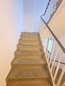 VERMIETET! Nagelneu saniert! Gemütliches, kleines 1 Zimmer-Apartment mit sep. Küche im DG – mitten in Bornheim – Nähe Berger Straße
