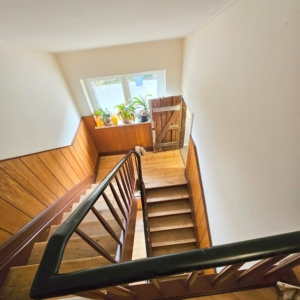 VERMIETET! Altbaucharme Pur! Großzügig + Gemütlich 2-Zimmer DG-Wohnung inkl. EBK – zentral in Oberrad