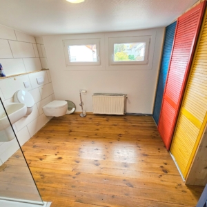 VERMIETET! Altbaucharme Pur! Großzügig + Gemütlich 2-Zimmer DG-Wohnung inkl. EBK – zentral in Oberrad