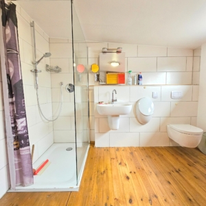 VERMIETET! Altbaucharme Pur! Großzügig + Gemütlich 2-Zimmer DG-Wohnung inkl. EBK – zentral in Oberrad