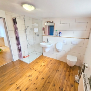 VERMIETET! Altbaucharme Pur! Großzügig + Gemütlich 2-Zimmer DG-Wohnung inkl. EBK – zentral in Oberrad