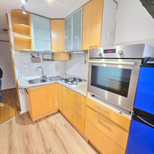 VERMIETET! Altbaucharme Pur! Großzügig + Gemütlich 2-Zimmer DG-Wohnung inkl. EBK – zentral in Oberrad