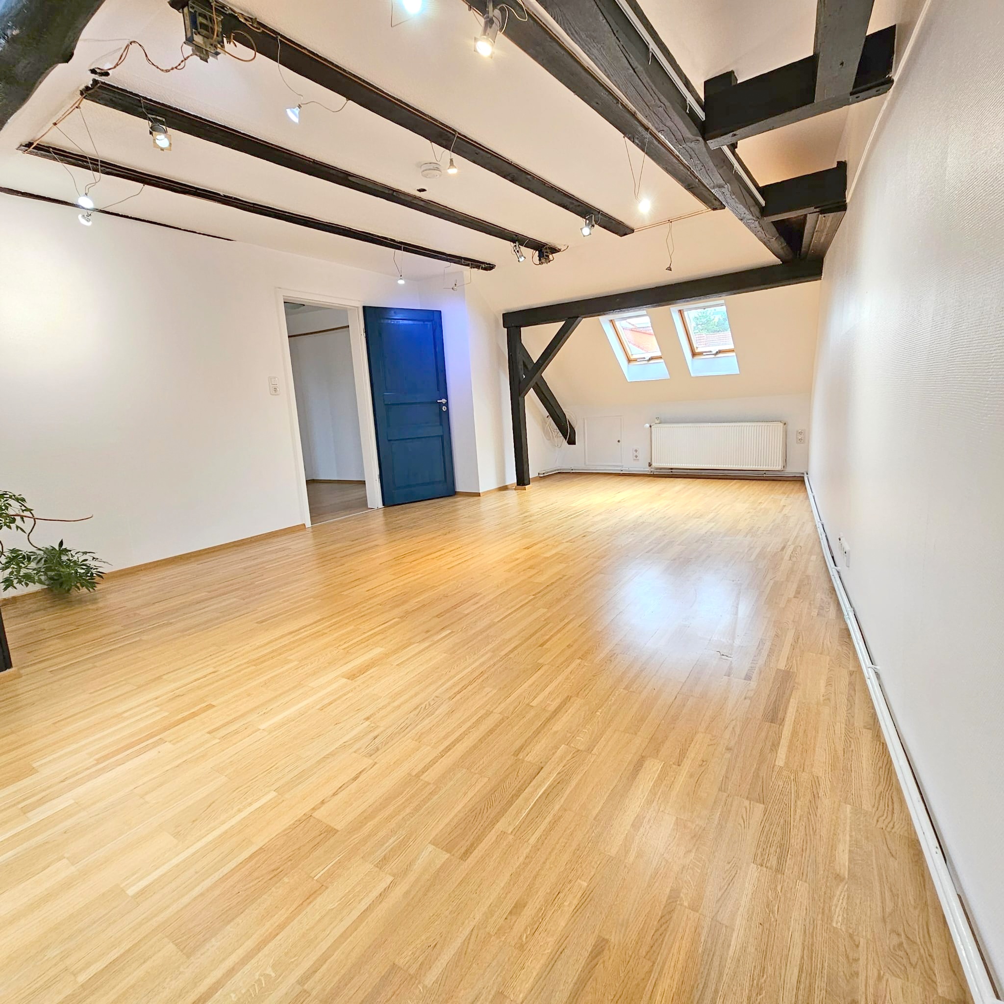Ausschnitt Zimmer A VERMIETET! Altbaucharme Pur! Großzügig + Gemütlich 2-Zimmer DG-Wohnung inkl. EBK – zentral in Oberrad