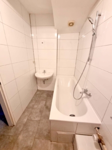 VERMIETET! Nagelneu saniert! Gemütliches, kleines 1 Zimmer-Apartment mit sep. Küche im DG – mitten in Bornheim – Nähe Berger Straße