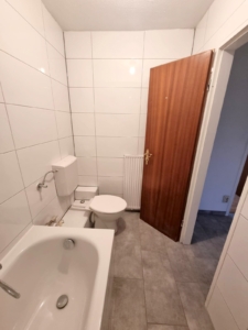 VERMIETET! Nagelneu saniert! Gemütliches, kleines 1 Zimmer-Apartment mit sep. Küche im DG – mitten in Bornheim – Nähe Berger Straße