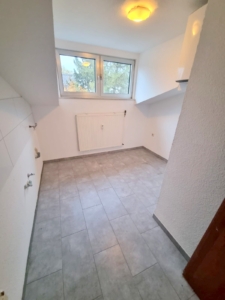 VERMIETET! Nagelneu saniert! Gemütliches, kleines 1 Zimmer-Apartment mit sep. Küche im DG – mitten in Bornheim – Nähe Berger Straße
