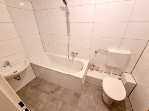 VERMIETET! Nagelneu saniert! Gemütliches, kleines 1 Zimmer-Apartment mit sep. Küche im DG – mitten in Bornheim – Nähe Berger Straße