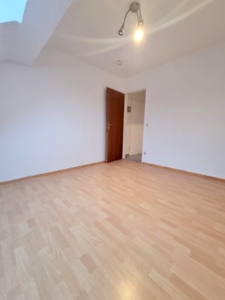 VERMIETET! Nagelneu saniert! Gemütliches, kleines 1 Zimmer-Apartment mit sep. Küche im DG – mitten in Bornheim – Nähe Berger Straße