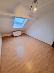 VERMIETET! Nagelneu saniert! Gemütliches, kleines 1 Zimmer-Apartment mit sep. Küche im DG – mitten in Bornheim – Nähe Berger Straße
