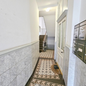 VERMIETET! Altbaucharme pur! 3 sonnige Zimmer mit kleinem Balkon – Nahe Schweizer Straße