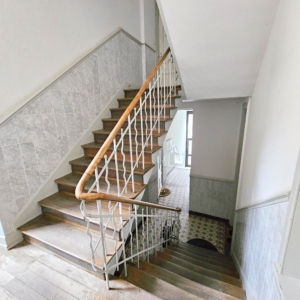 VERMIETET! Altbaucharme pur! 3 sonnige Zimmer mit kleinem Balkon – Nahe Schweizer Straße