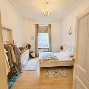 VERMIETET! Altbaucharme pur! 3 sonnige Zimmer mit kleinem Balkon – Nahe Schweizer Straße