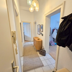 VERMIETET! Altbaucharme pur! 3 sonnige Zimmer mit kleinem Balkon – Nahe Schweizer Straße
