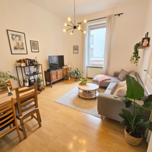VERMIETET! Altbaucharme pur! 3 sonnige Zimmer mit kleinem Balkon – Nahe Schweizer Straße