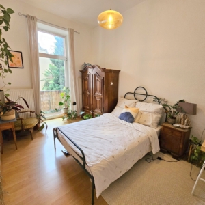 VERMIETET! Altbaucharme pur! 3 sonnige Zimmer mit kleinem Balkon – Nahe Schweizer Straße