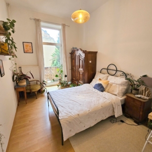 VERMIETET! Altbaucharme pur! 3 sonnige Zimmer mit kleinem Balkon – Nahe Schweizer Straße