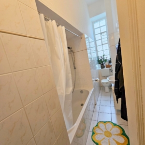 VERMIETET! Altbaucharme pur! 3 sonnige Zimmer mit kleinem Balkon – Nahe Schweizer Straße