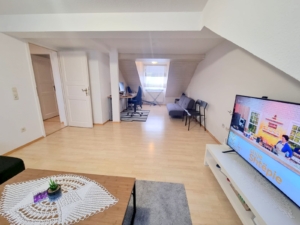 VERMIETET! Gemütliche 2 Zimmer Dachgeschosswohnung mit Tageslichtwannenbad – direkt gegenüber Klinikum OF