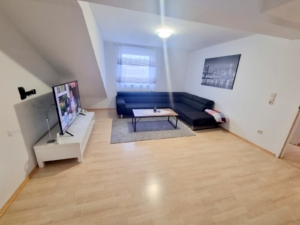 VERMIETET! Gemütliche 2 Zimmer Dachgeschosswohnung mit Tageslichtwannenbad – direkt gegenüber Klinikum OF
