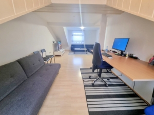 VERMIETET! Gemütliche 2 Zimmer Dachgeschosswohnung mit Tageslichtwannenbad – direkt gegenüber Klinikum OF