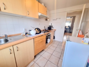 VERMIETET! Gemütliche 2 Zimmer Dachgeschosswohnung mit Tageslichtwannenbad – direkt gegenüber Klinikum OF