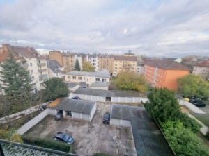 VERMIETET! Gemütliche 2 Zimmer Dachgeschosswohnung mit Tageslichtwannenbad – direkt gegenüber Klinikum OF