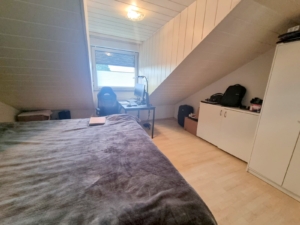 VERMIETET! Gemütliche 2 Zimmer Dachgeschosswohnung mit Tageslichtwannenbad – direkt gegenüber Klinikum OF