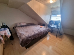 VERMIETET! Gemütliche 2 Zimmer Dachgeschosswohnung mit Tageslichtwannenbad – direkt gegenüber Klinikum OF
