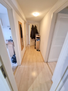 VERMIETET! Gemütliche 2 Zimmer Dachgeschosswohnung mit Tageslichtwannenbad – direkt gegenüber Klinikum OF