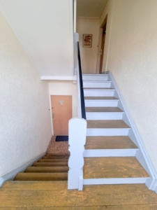 VERMIETET! Gemütliche 2 Zimmer Dachgeschosswohnung mit Tageslichtwannenbad – direkt gegenüber Klinikum OF