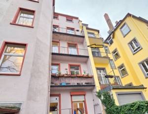 VERMIETET! Nagelneu saniert! Sonnige 3-Zimmer Altbauwohnung + 2 Balkone in bester Lage von Sachsenhausen