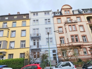 VERMIETET! Nagelneu saniert! Sonnige 3-Zimmer Altbauwohnung + 2 Balkone in bester Lage von Sachsenhausen