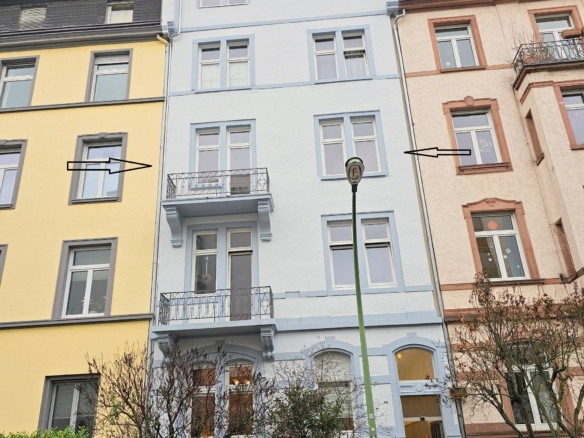 VERMIETET! Nagelneu saniert! Sonnige 3-Zimmer Altbauwohnung + 2 Balkone in bester Lage von Sachsenhausen