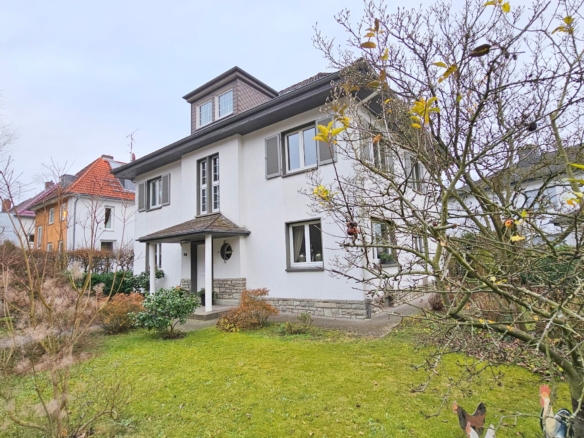VERMIETET! Komplett neu renoviert! Tolle 4-Zimmerwohnung + große Sonnenterrasse – direkt am Stadtwald in Neu Isenburg