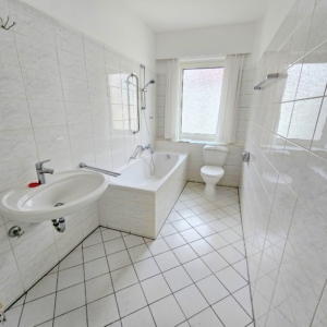 VERMIETET! Komplett neu renoviert! Tolle 4-Zimmerwohnung + große Sonnenterrasse – direkt am Stadtwald in Neu Isenburg