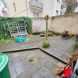 VERMIETET! Nagelneu saniert! Sonnige 3-Zimmer Altbauwohnung + 2 Balkone in bester Lage von Sachsenhausen