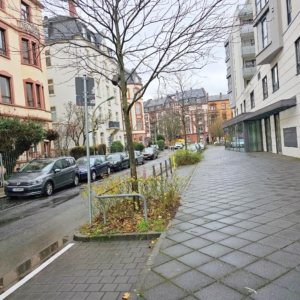 VERMIETET! Nagelneu saniert! Sonnige 3-Zimmer Altbauwohnung + 2 Balkone in bester Lage von Sachsenhausen
