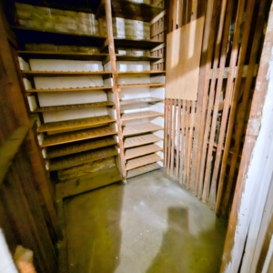 VERMIETET! Nagelneu saniert! Sonnige 3-Zimmer Altbauwohnung + 2 Balkone in bester Lage von Sachsenhausen