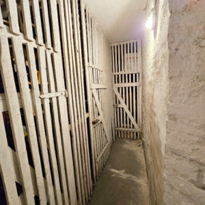 VERMIETET! Nagelneu saniert! Sonnige 3-Zimmer Altbauwohnung + 2 Balkone in bester Lage von Sachsenhausen