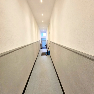 VERMIETET! Nagelneu saniert! Sonnige 3-Zimmer Altbauwohnung + 2 Balkone in bester Lage von Sachsenhausen