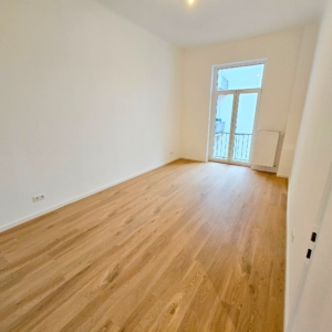 VERMIETET! Nagelneu saniert! Sonnige 3-Zimmer Altbauwohnung + 2 Balkone in bester Lage von Sachsenhausen