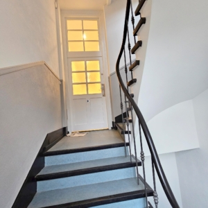 VERMIETET! Nagelneu saniert! Sonnige 3-Zimmer Altbauwohnung + 2 Balkone in bester Lage von Sachsenhausen