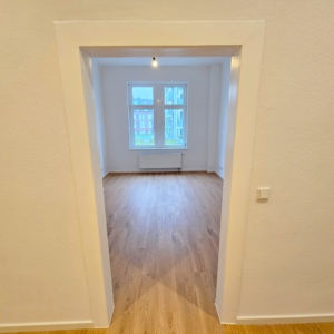 VERMIETET! Nagelneu saniert! Sonnige 3-Zimmer Altbauwohnung + 2 Balkone in bester Lage von Sachsenhausen