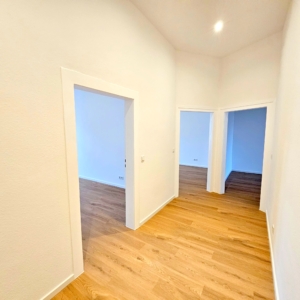 VERMIETET! Nagelneu saniert! Sonnige 3-Zimmer Altbauwohnung + 2 Balkone in bester Lage von Sachsenhausen