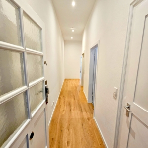 VERMIETET! Nagelneu saniert! Sonnige 3-Zimmer Altbauwohnung + 2 Balkone in bester Lage von Sachsenhausen