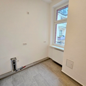 VERMIETET! Nagelneu saniert! Sonnige 3-Zimmer Altbauwohnung + 2 Balkone in bester Lage von Sachsenhausen