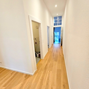 VERMIETET! Nagelneu saniert! Sonnige 3-Zimmer Altbauwohnung + 2 Balkone in bester Lage von Sachsenhausen