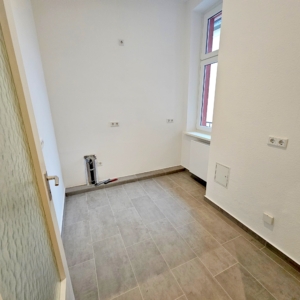 VERMIETET! Nagelneu saniert! Sonnige 3-Zimmer Altbauwohnung + 2 Balkone in bester Lage von Sachsenhausen