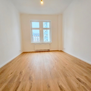 VERMIETET! Nagelneu saniert! Sonnige 3-Zimmer Altbauwohnung + 2 Balkone in bester Lage von Sachsenhausen