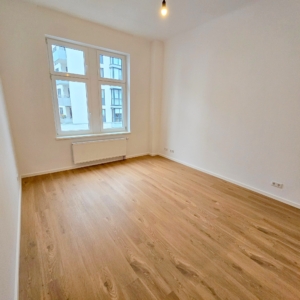 VERMIETET! Nagelneu saniert! Sonnige 3-Zimmer Altbauwohnung + 2 Balkone in bester Lage von Sachsenhausen